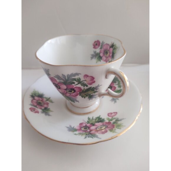 Vintage Royal Windsor Tea Cup & Saucer Set Pink Pansies Square shaped Cup - Picture 3 of 15